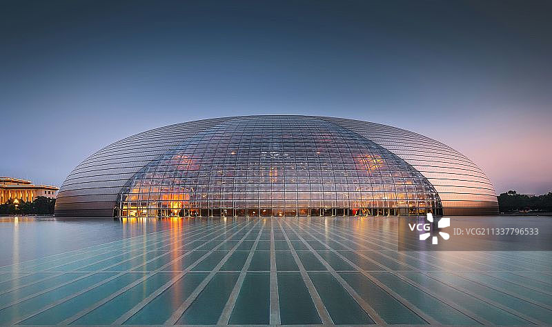 夕阳中的国家大剧院图片素材