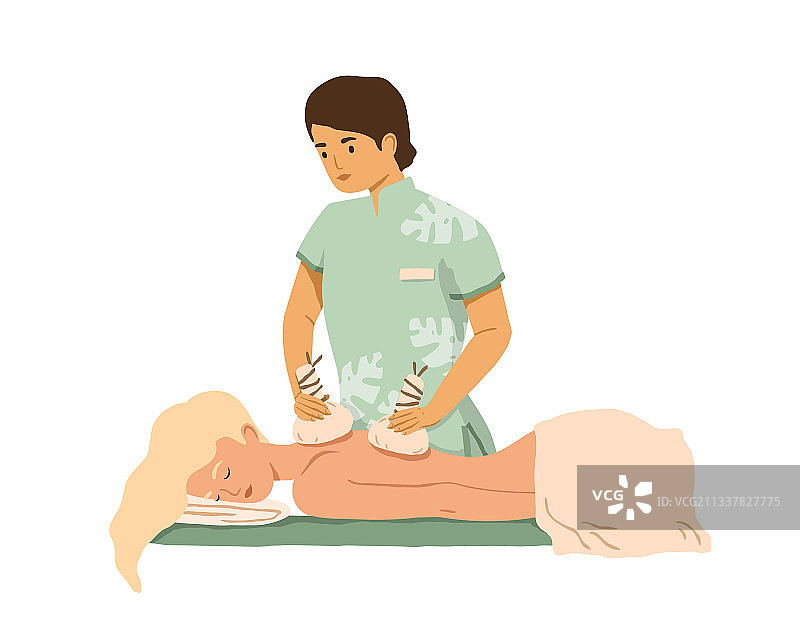 按摩师用草药进行身体按摩图片素材