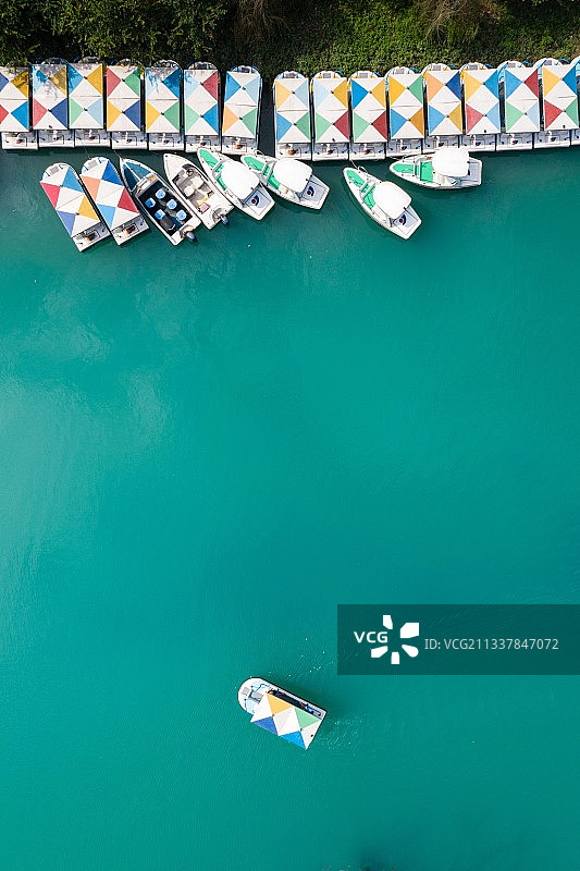 碧水泛舟图片素材