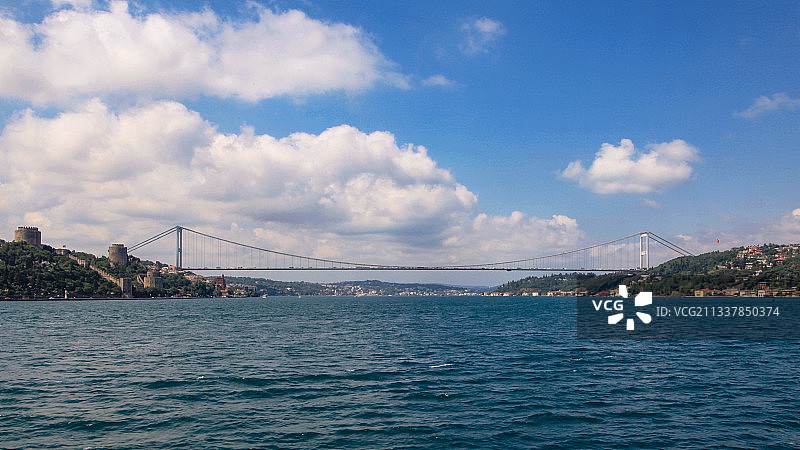 横跨欧亚的博斯普鲁斯海峡大桥图片素材