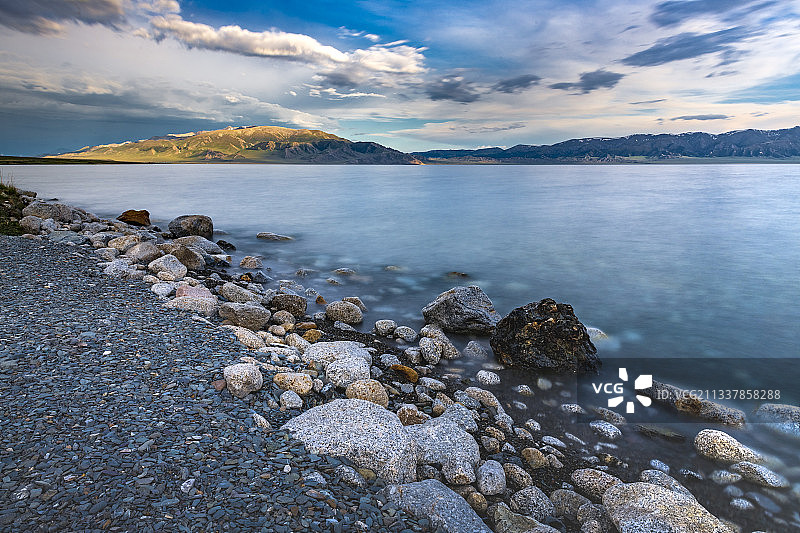 赛里木湖的温暖黄昏图片素材