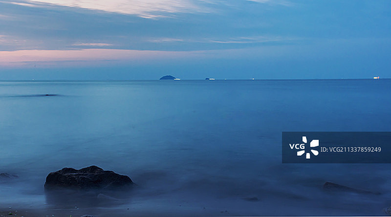 黎明中的大海图片素材