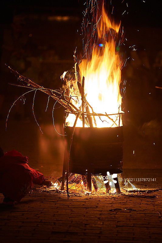 熊熊烈焰燃烧的炙热篝火图片素材