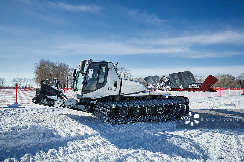 正在滑雪场工作的压雪车图片素材