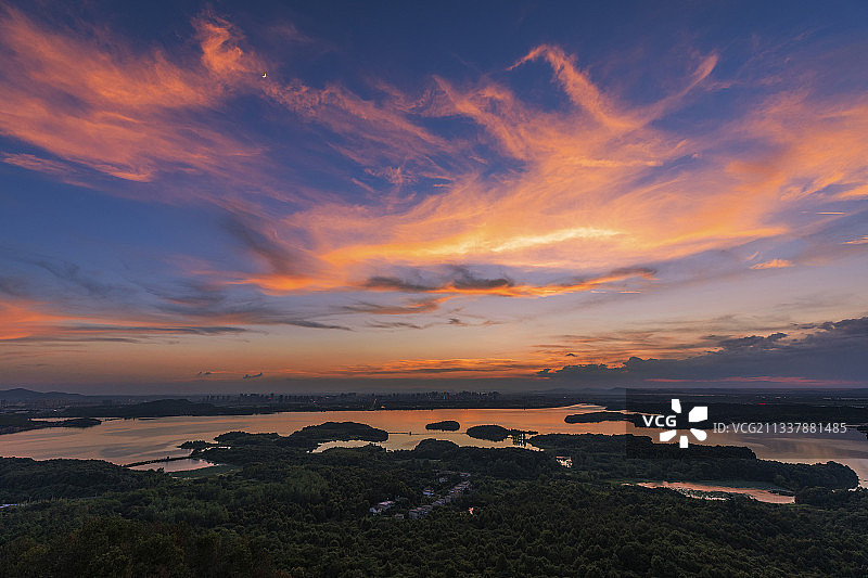 夏天日落后，平天湖彩霞漫天。图片素材
