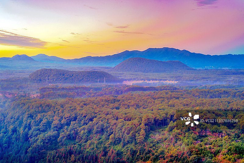 清晨，腾冲国家火山地质公园笼罩在晨雾之中，若隐若现。图片素材