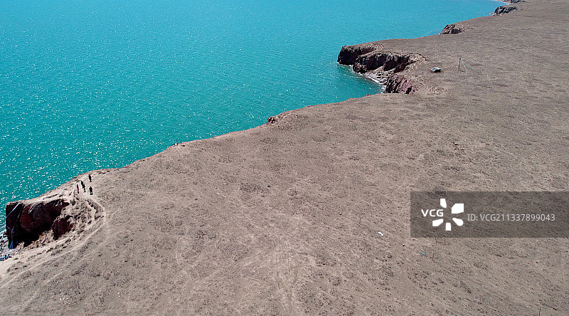 中国西北悬崖边上航拍青海湖和大型经幡图片素材