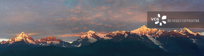 日照金山梅里雪山图片素材