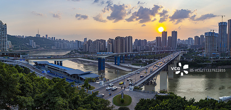 重庆牛角坨轻轨站——夕阳下的重庆轻轨图片素材