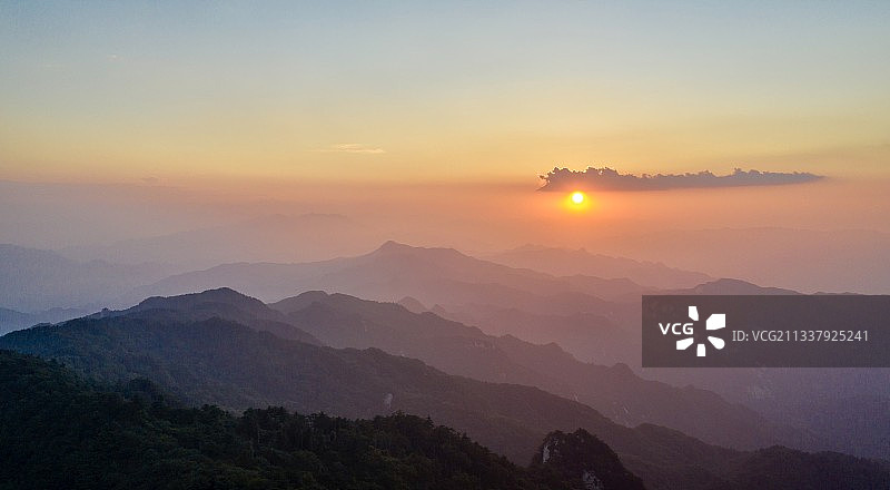 层峦叠嶂——尧山日出图片素材