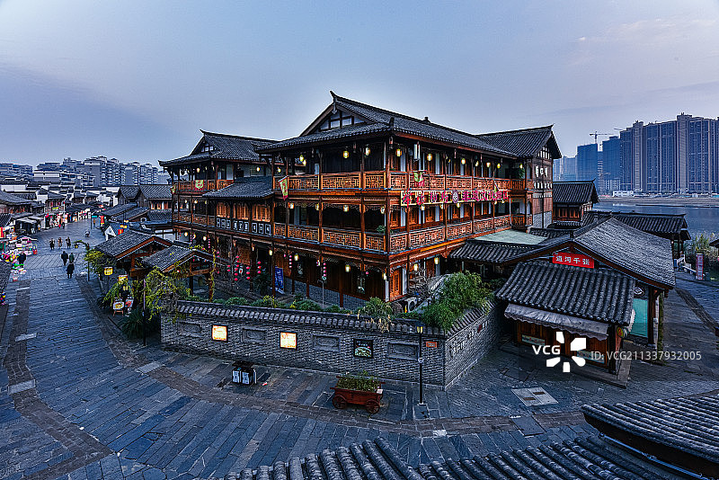 冬日傍晚时分的湖南常德大小河街街道和中式古建酒楼图片素材
