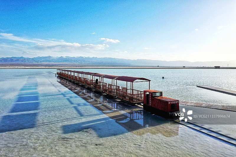青海茶卡盐湖小火车图片素材