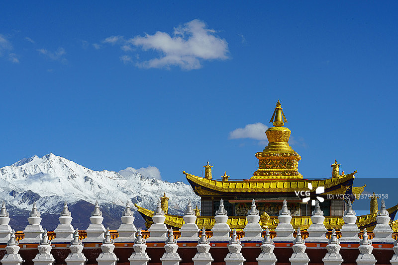 四川甘孜州新都桥塔公寺金色塔顶蓝天白云图片素材