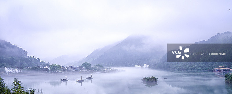 云端泛舟图片素材