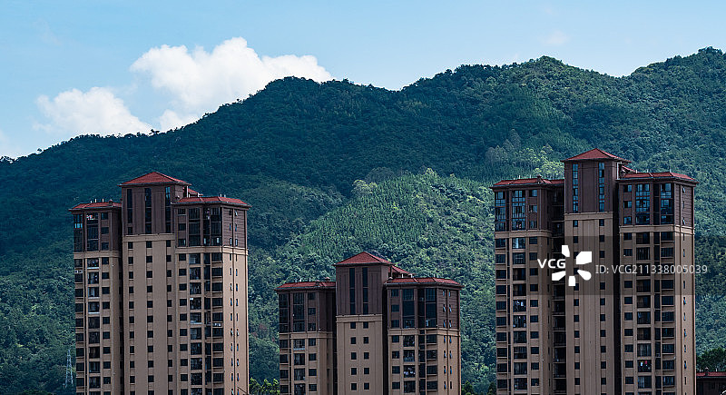 日光斑驳的青山，建筑，还有躲在山后的白云，宁静清新。图片素材