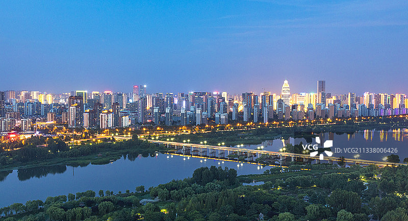山东临沂市北城新区夜景图片素材