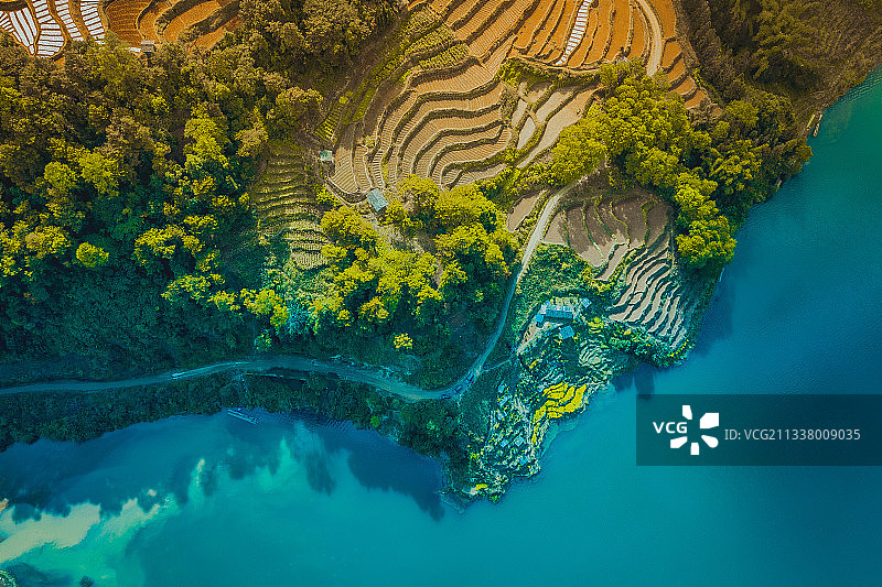 江边梯田航拍图片素材