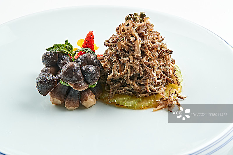 青花瓷盘装的鸡枞菌配羊肚丝图片素材