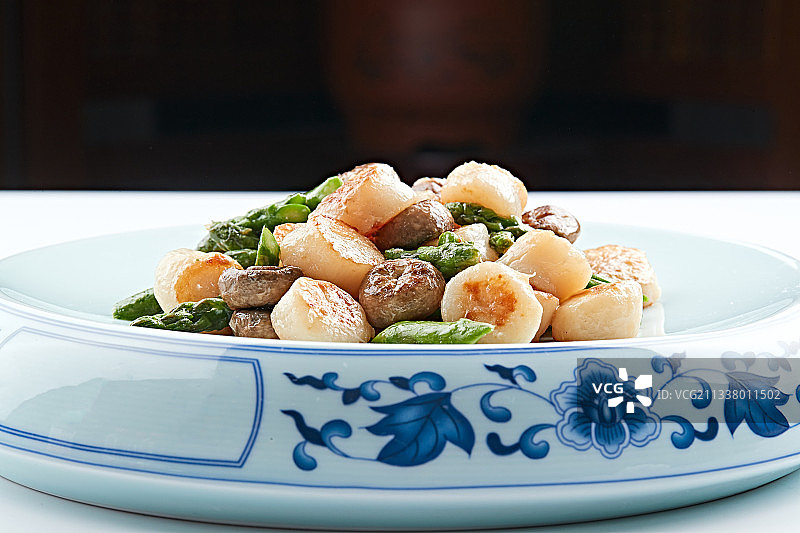 青花瓷器装的澳带口蘑炒鲜芦笋图片素材