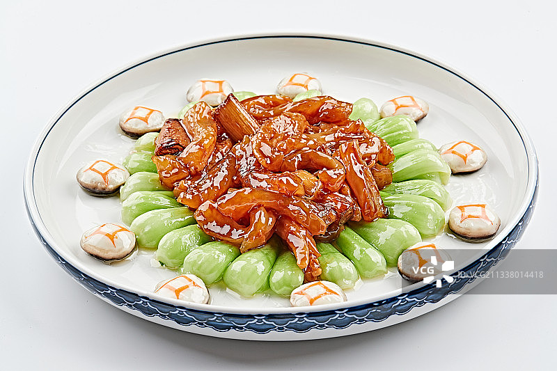 白色青花瓷盘装的王府烧蹄筋图片素材