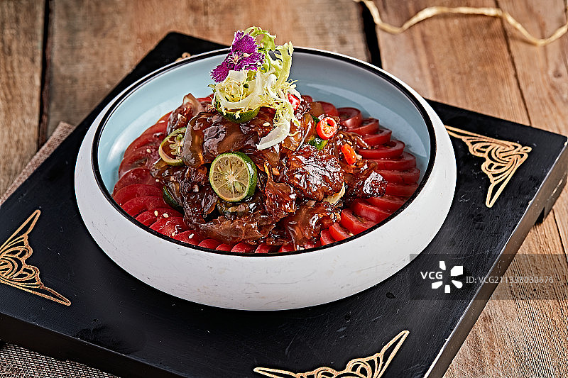 精美餐具装的老醋蛰头图片素材