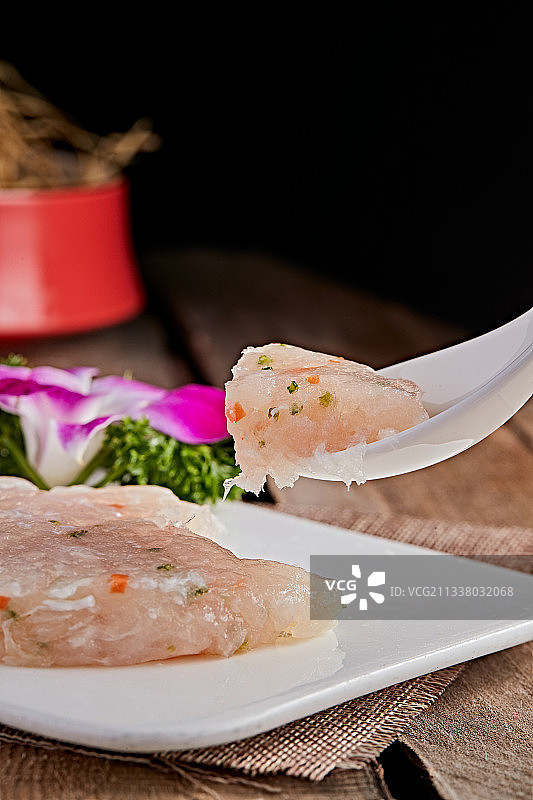 白色瓷盘装的双色鱼虾滑图片素材