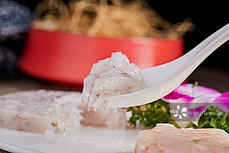 白色瓷盘装的双色鱼虾滑图片素材