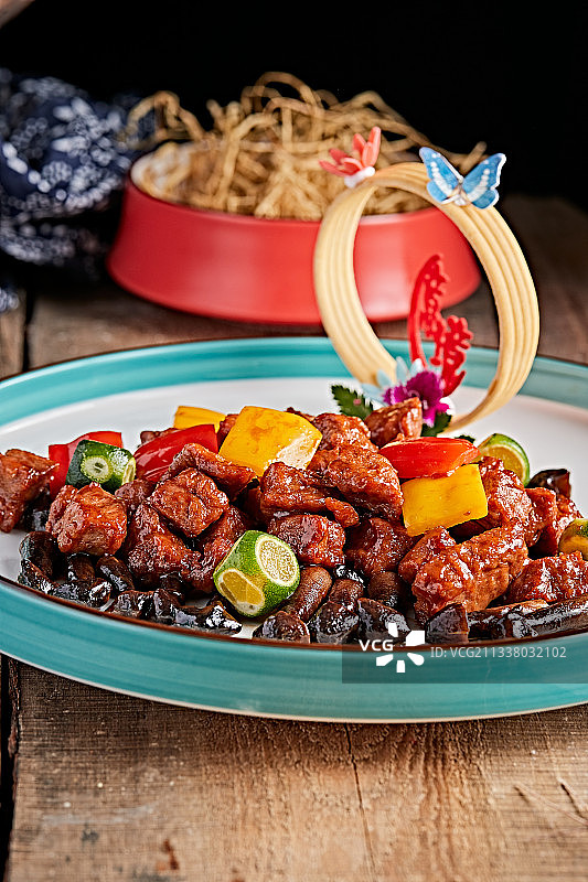 精美瓷餐具装的鸡枞菌彩椒牛仔粒图片素材