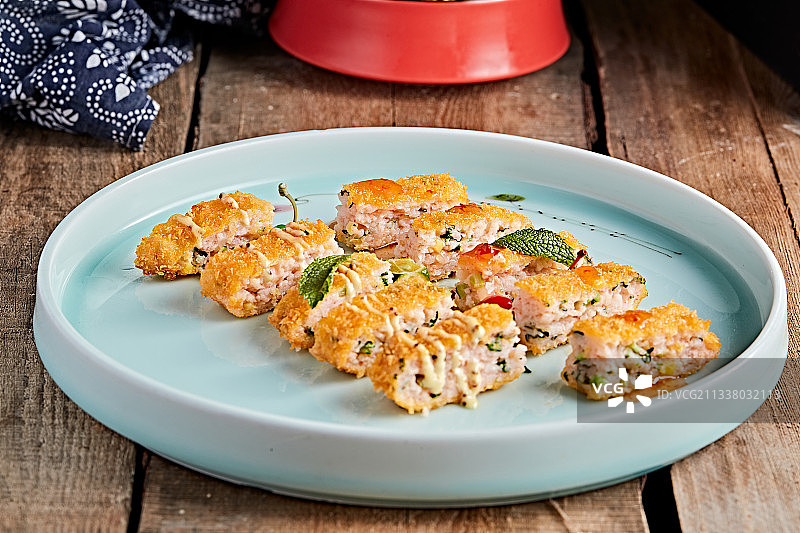 青色瓷盘装的油炸黄金虾饼图片素材