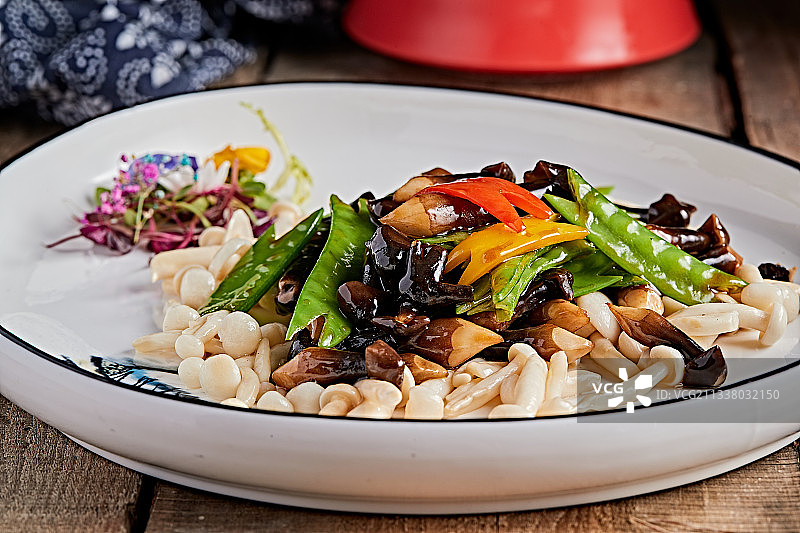 精美瓷餐具装的荷兰豆小炒杂菌图片素材