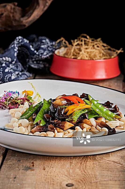 精美瓷餐具装的荷兰豆小炒杂菌图片素材