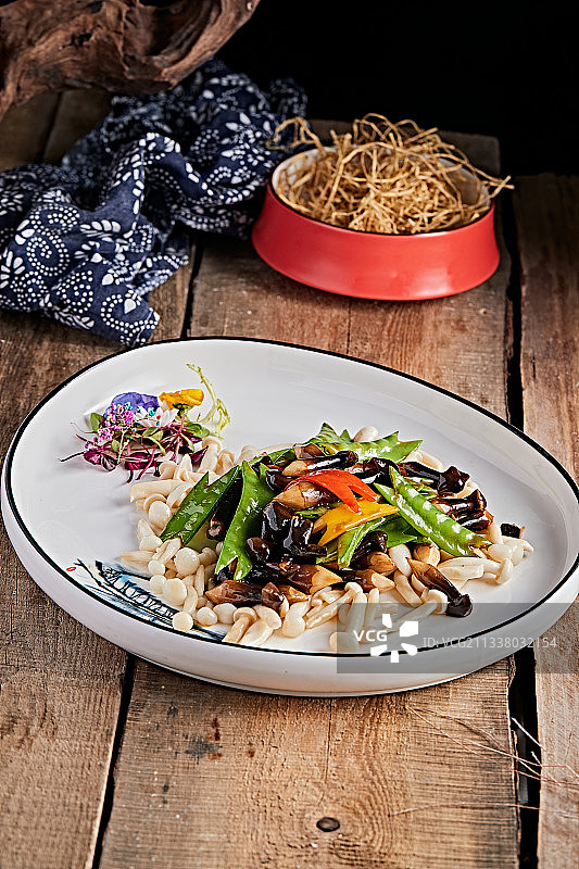 精美瓷餐具装的荷兰豆小炒杂菌图片素材