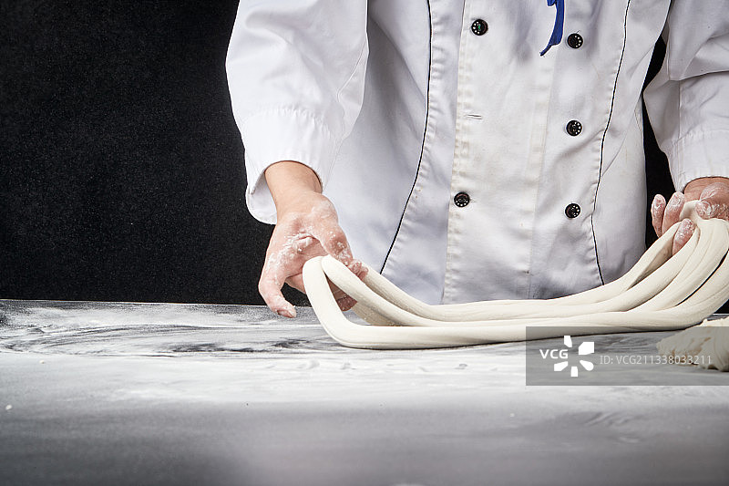 技艺精湛的山西刀削面师在展示刀削面制作图片素材