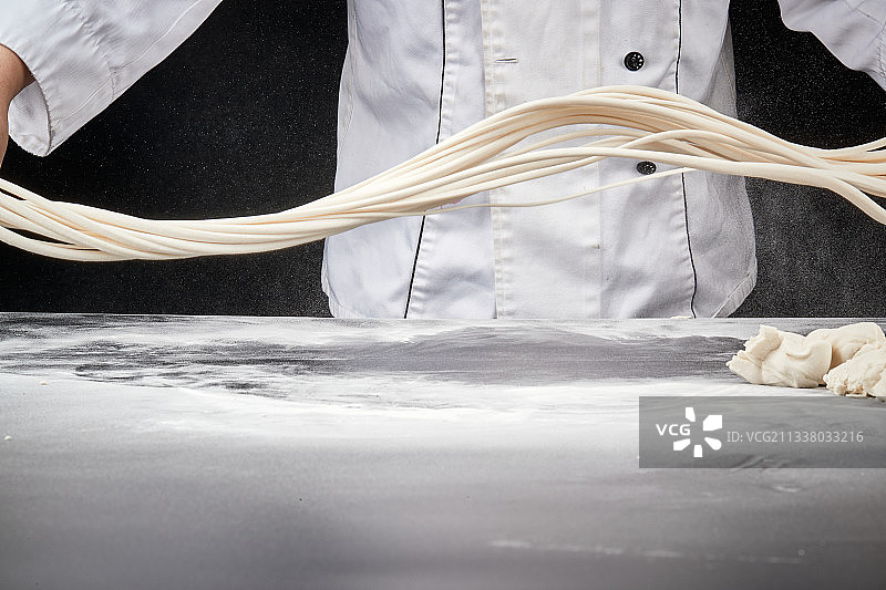 技艺精湛的山西刀削面师在展示刀削面制作图片素材