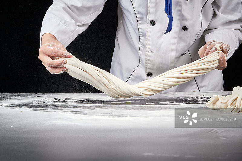 技艺精湛的山西刀削面师在展示刀削面制作图片素材