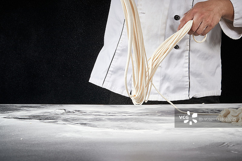 技艺精湛的山西刀削面师在展示刀削面制作图片素材
