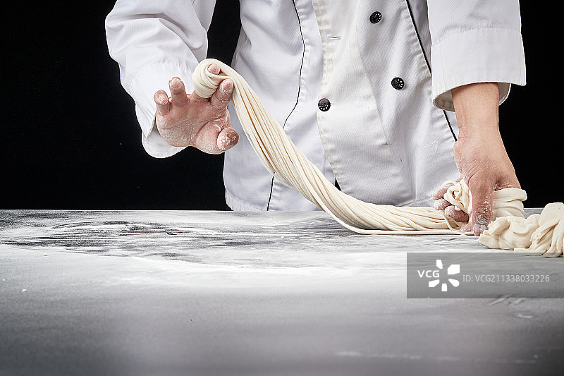 技艺精湛的山西刀削面师在展示刀削面制作图片素材