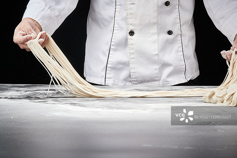 技艺精湛的山西刀削面师在展示刀削面制作图片素材