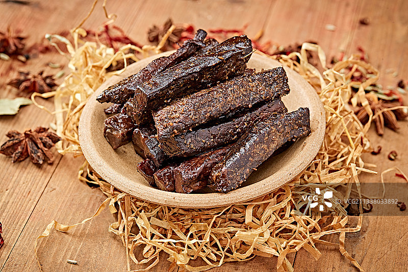 陶瓷餐具装摆的内蒙古特产牛肉干图片素材