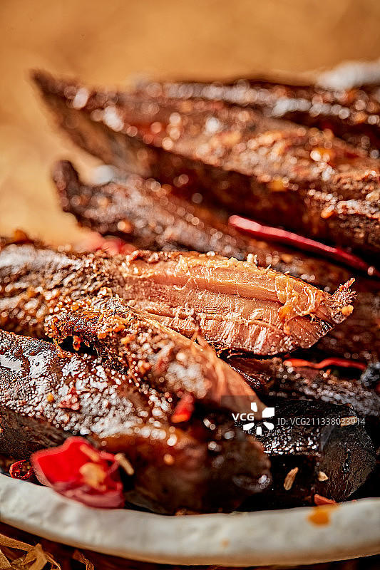 陶瓷餐具装摆的内蒙古特产牛肉干图片素材