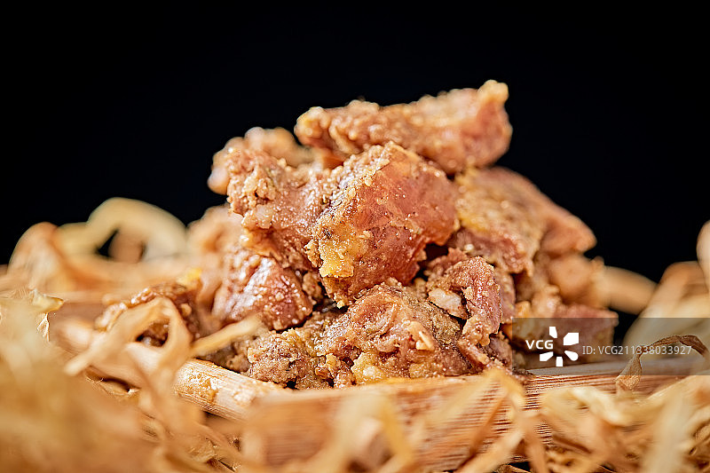 木质背景上摆放的自然香辣牛筋肉图片素材