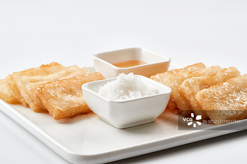 白色瓷盘装的美味香炸糯米糍粑图片素材