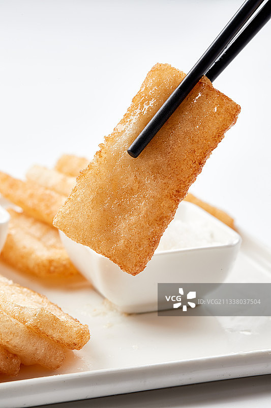 白色瓷盘装的美味香炸糯米糍粑图片素材