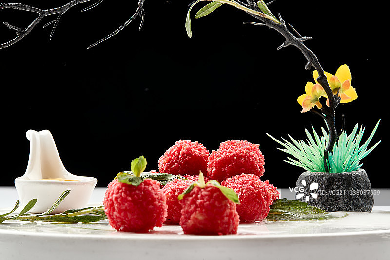 白瓷盘装的精美摆盘的荔枝大虾球图片素材