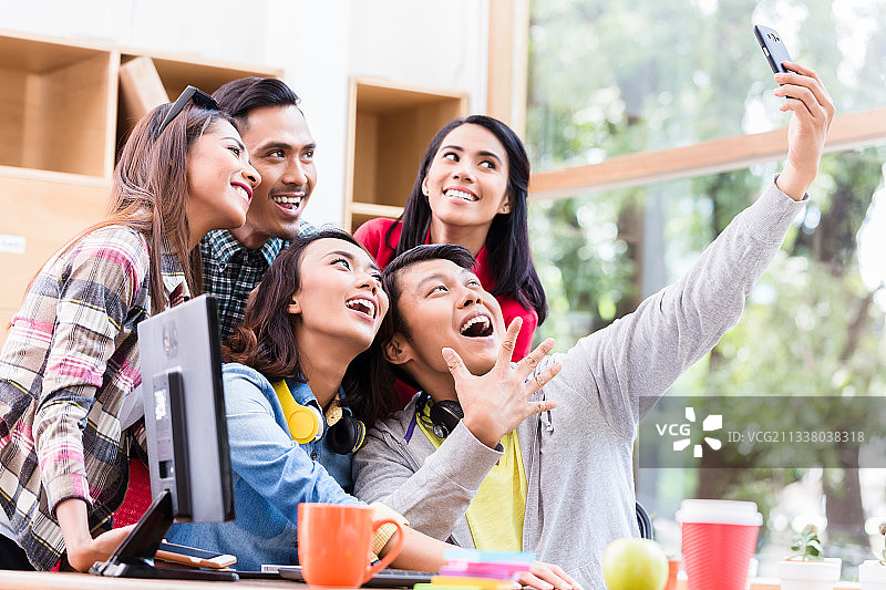 5名员工在办公室用手机自拍的创意团队图片素材