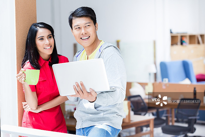 两个坚定的员工微笑着为公司的未来规划一个成功的商业战略图片素材