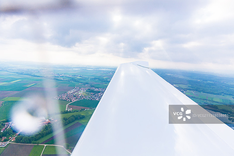 一架飞行运动飞机的机翼，下面是风景图片素材