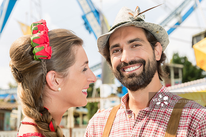 慕尼黑啤酒节上巴伐利亚地区的一男一女图片素材