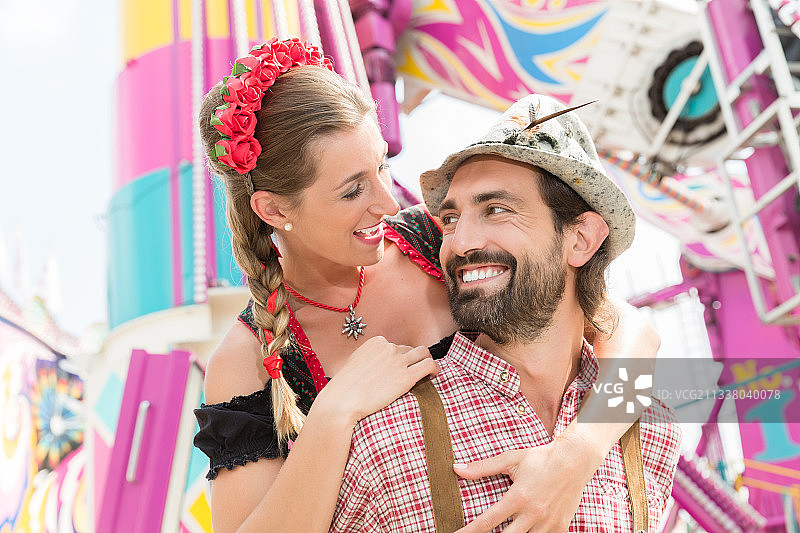 慕尼黑啤酒节上巴伐利亚地区的一男一女图片素材