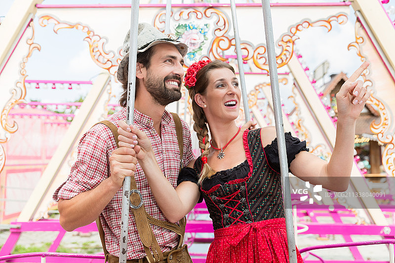 女人和男人在啤酒节或巴伐利亚集市上享受秋千图片素材